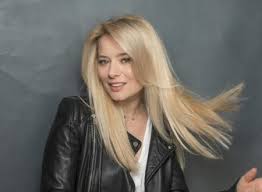 Adina (laura cosoi) şi bella (alina chivulescu) sunt 2 dintre protagonistele celui mai longeviv sitcom realizat în românia, la bloc.serialul nu se mai difuzează momentan, fiind în vacanţă, dar promite că se va întoarce cu noi peripeţii ale familiilor curcă şi jurcă, care vă vor ţine din nou în faţa ecranelor în fiecare seară. Laura Cosoi Din La Bloc Si Cu Un Pas Inainte E Sarbatorita Zilei De 2 Ianuarie Exclusiv