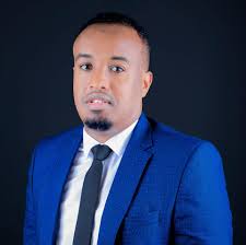 Gabadhan , ayaa tiri 'Ninkeyga wuxuu ii furay, Teleefankiisa aan fiiriyay  dartiisa. Aniga Tuhun yar ayaa igu jiray waxaa is dhahay bal Teleefankiisa  fiiri .. Waxay is dhahday akhri fariimaha u soo