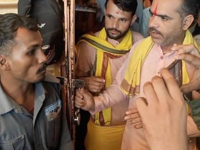 Omkareshwar Jyotirlinga Temple Controversy | Priests Denied Entry