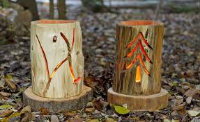 Wetterfeste Led Leuchtmittel Lassen Die Holzlaternen Erstrahlen Eine Holzscheibe Dient Als Fuss Und In 2020 Schnitzen Mit Der Kettensage Holzverzierungen Laternen Holz