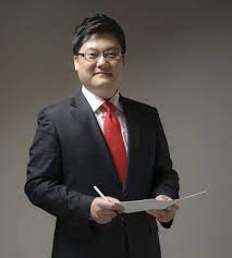 첫 번째 주인공은 2012년 1월부터 tv조선 정치부 차장을 맡고 있으며, 현재 <뉴스를 쏘다>의 진행자로 있는 엄성섭 앵커다. Ezsflj7mhx1eqm