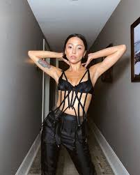 Yeni sevgilisi ortaya çıkmıştı! Zeynep Bastık koltukta sere serpe poz verdi