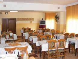 Depresiunea este inconjurata de munti ce uneori depasesc 2000m, acoperiti cu bogate paduri de conifere. Hotel Incom Vatra Dornei