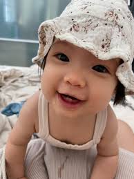 我不確定這麼小就縫梨窩可不可以！ 我是幫我女兒在將近兩年前縫的，不過當時縫真的很划算，免錢！ 而且修復期還可以每天泡在高級化妝(羊)水裡～  我真的很喜歡這個醫師_ 上帝