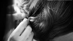 Lockere zöpfe, offenes haar von den seitenpartien ausgehend, werden die haare in einem bogen nach unten exakt abgetrennt und im anschluss die extensions mit der ultraschallmethode eingesetzt. Marchenhafte Brautfrisur Dank Extensions Mio Make Up Artist