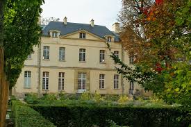Le petit chateau inn, is a circa 1900 renovated farmhouse, now a bed and breakfast. Petit Chateau Sceaux Structurae