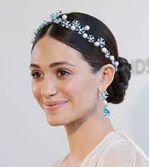 Whether your hair is naturally long or you switch between extensions and wigs, these easy hairstyles for long hair will get you through a style slump. 10 Classy Headband Hairstyles To Inspire You