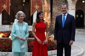 El monarca felipe vi es el actual rey de españa, y por lo tanto jefe de estado y mando supremo de las fuerzas armadas. Spain S King Felipe Vi R Spain S Queen Letizia C And Emeritus Queen Sofia L Chair The Reception Of Representatives Of Queen Letizia Queen Royal Fashion