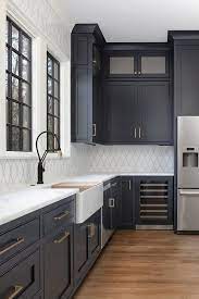 Benjamin Moore 2129 20 Soot The Cabinetry In Benjamin Moore Soot Looks Truly Dreamy With The Satin Brass Kitchen Design White Kitchen Design Home Decor Kitchen
