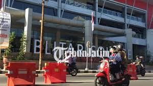 Peresmian pelayanan publik terpadu itu sebagai upaya pemkot blitar mendekatkan dan memudahkan masyarakat dalam mengurus perizinan dan administrasi kependudukan. Warga Blitar Keluhkan Parkir Motor Pengunjung Blitar Square Di Atas Trotoar Halaman All Tribun Jatim