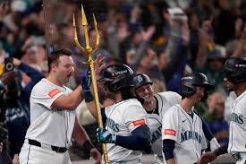 Mariners a win from first World Series, beat Blue Jays behind Suárezs  grand slam for 3-2 ALCS lead | KRQE News 13