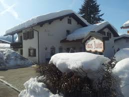 In der dorfstraße ist es sehr zentral gelegen und bis zum absoluten dorfmittelpunkt (bushaltestelle, rathaus, einkaufsmöglichkeiten, eisdiele, minigolfplatz, etc.) sind es nur ca. Haus Julia Reit Im Winkl Fam Milcarek Posts Facebook