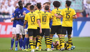 Dortmund at the kentucky derby. Fc Schalke 04 Bvb Pyro Und Geklaute Blockfahnen Die Besten Bilder Vom Revierderby Seite 1