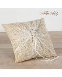 Cuscino portafedi uncinetto romantico e particolare da realizzare e personalizare come più ti piace. Cuscino Porta Fedi Con Pizzo E Spilla Perle Acc22