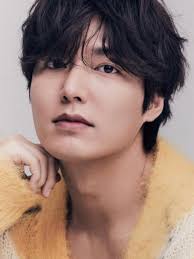 Lee Min-ho is surrounded by flowers, gifts and love