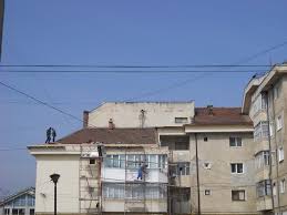 Execuţia lucrărilor constă în finisaje exterioare pe faţade, reabilitarea acoperişului, instalaţii electrice. Targu NeamÅ£ Proiect Pentru Anveloparea TermicÄ A Blocurilor AdministraÈie