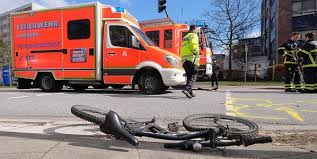 Bus simulator 16 is a bus simulator game developed by stillalive studios and published by astragon entertainment for microsoft windows and macos. Hamburg Radler 16 Gerat In Gegenverkehr Crash Mit Hvv Bus Mopo De
