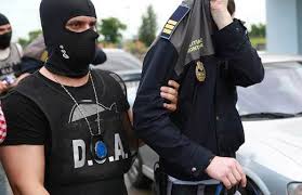 În urmă cu puțin timp, în timpul perchezițiilor, zeci de . Diicot Oameni De Afaceri Santajati De Un Fost Politist Care Ii Asculta Pe Ascuns