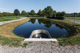 Le lagunage peut aussi être linéaire et avoir vocation de corridor biologique ( utilisant un fossé ou ici une berge de canal, en bordure de la deûle, en aval de lille). Inauguration De La Station D Epuration Par Lagunage Naturel De Floursies Agence De L Eau Artois Picardie