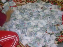 Mendatangi tempat keramat yang dipercaya bisa mendatangkan kekayaan, seperti gunung kawi atau gunung kemukus. Ilmu Tarik Duit