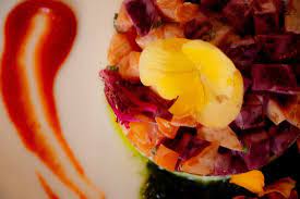 Émincer finement l'oignon et l'ajouter aux betteraves. Notre Fameux Tartare Vegetarien Betterave Rouge Et Jaune Le Tout Melange Avec Du Fromage Feta Picture Of Le Vice Cache Bistro Urbain L Assomption Tripadvisor