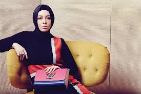 Dato' fadzaruddin shah fadza anuar (lahir 8 april 1988) merupakan seorang usahawan malaysia dan suami kepada vivy yusof. A Tale Of Two Vs