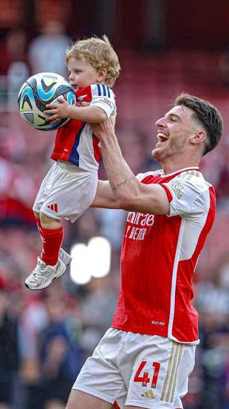 Declan Rice with his partner Lauren Fryer, and their son Jude, on the  Emirates pitch yesterday., Beautiful family. Arsenal family. ❤️