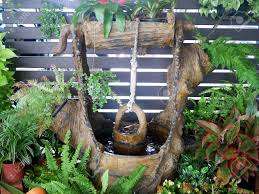 Danse du feu datura ddt de contacto de corea de lasca decoracion con plantas decoración con potus decoración con reciclaje decoracion de exteriores decoración de interiores decoración de. Decoracion Del Jardin Con Flujo De Agua Muchas Plantas Verdes Y Rojas Olla Pared Interior Fotos Retratos Imagenes Y Fotografia De Archivo Libres De Derecho Image 85860034