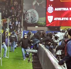 The floor of the shop features a large fk austria wien logo and a wall full of jerseys ensure a cosy violet atmosphere. Europa League Bilbao Gewinnt Skandalspiel Bei Austria Wien Welt