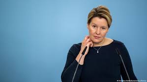 Familienministerin franziska giffey hat ihren rücktritt eingereicht. Bundesfamilienministerin Giffey Tritt Wegen Doktorarbeit Zuruck Aktuell Deutschland Dw 19 05 2021