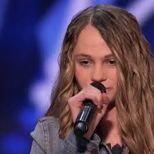 Teenager Kenadi Dodds Impresses Judges with an Original Country Song