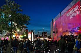 Signe lopdrup, som er roskilde festivals administrerende direktør, sier det er med tungt hjerte de må avlyse. Foran Porten Til Europa En Reportage Fra Reeperbahn Festival