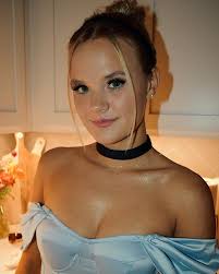 This week: 💃🏼🖤👠👻