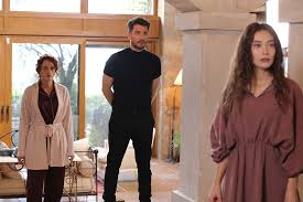 Uraz kaygılaroğlu öğrenim hayatı olarak i̇stanbul bilgi üniversitesi reklamcılık bölümü mezunudur. The Ambassador S Daughter 2019