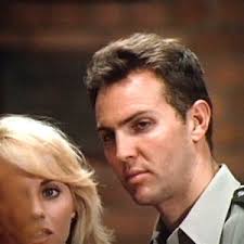 Singurele resurse sunt un telefon mobil și o brichetă. Buried Alive Ingropat De Viu 1990 Film Cinemagia Ro