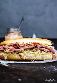 New Yorker Pastrami Sandwiches Mit Russian Dressing Plus So Gelingen Krosse Baguettes Backstubchen Pastrami Sandwich Sandwiches Streetfood Rezepte