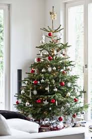 Decorating Your Holiday Tree Like A Pro Best Way To Decorate Christmas Trees On Scandinavian Christmas Trees Minimalist Christmas Tree Cheap Christmas Trees