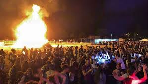 Description de la célébration de la saint jean en france. Montauban De Bretagne Le Club De Football Prepare Le Feu De La Saint Jean