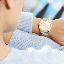 .trouverez chez guess une montre femme branchée, une montre argent unique mais aussi une montre acier qui s'adapte à toutes les situations. Montres Tendances Acier Boucle Deployante Simple Maillons Jaune Ronde Himfjqc6840 Histoire D Or