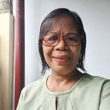 Bilyonaryo pero apaka simple walang money garland ..hindi makikita na  mayroong garland na limang metro ang haba na gawa sa pera. Sa halip,  dalawang maliit na bouquet lang ang hawak niya. Nagtapos