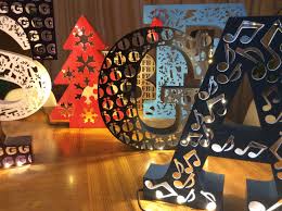 Fifiletters Pillows Yastik Yilbasi Hediye Harf Aydinlatma Lamba Kirmizi Kar Snow Dekorasyon Ev Decoration Tasarim Design Yastik Ampul Hediyeler