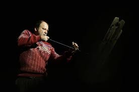 Az elesett magyar vidék féltérdre emelkedik a kocsma padlójáról, visszamászik a bárszékre, és mesélni kezd gyöngyinek a pultnál. Bodocs Tibor Meg Se Kinaltak 6szin