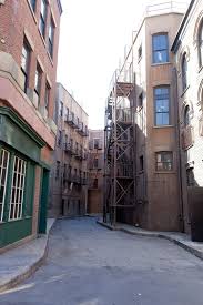 I Have A Mansion In The Post Apocalyptic World Kiss Inside The Warner Bros Backlot The Carsons Travel Sunny In Philadelphia It S Always Sunny In Philadelphia Warner Bros