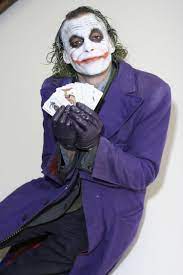 Ideen für kleidung, schminke & accessoires. Joker Kostum Aus The Dark Knight Zu Halloween Selber Zusammenstellen Joker Kostum Joker Joker Dark Knight