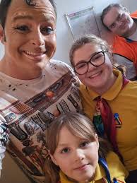 Can someone remove the orange in his hands and kid in background