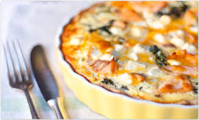 Spinat gut ausdrücken, mit den tomaten und dem lachs auf dem teig verteilen. Quiche Mit Spinat Lachs Und Feta Serendipity