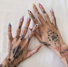 pin ot polzovatelya dariuc 2005 na doske nails v 2020 g tatuirovka na ruke tatu s kruzhevom krasnye tatuirovki