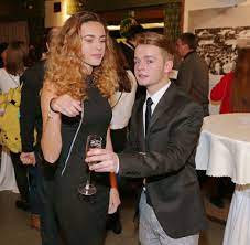 Dvořák si ji po celý večer bedlivě hlídal, aby kolem ní nekroužili dotěrní nápadníci. Dcera Dvoraka A Munzarove Anicka 16 Mlady Herec Ji Lezl Do Vystrihu Blesk Cz