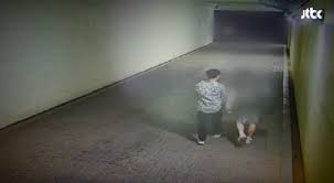 가족이라곤 서로밖에 없는 두 사람, 혈연 보다 진한 사랑은 깊어져만 가는데. Su8ce 7opzaatm