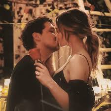 Todo parece indicar que pronto habrá boda entre los artistas luego de que la misma pareja publicara en las redes sociales fotos donde se muestra el brillante anillo. Es Oficial Belinda Y Christian Nodal Estan Comprometidos